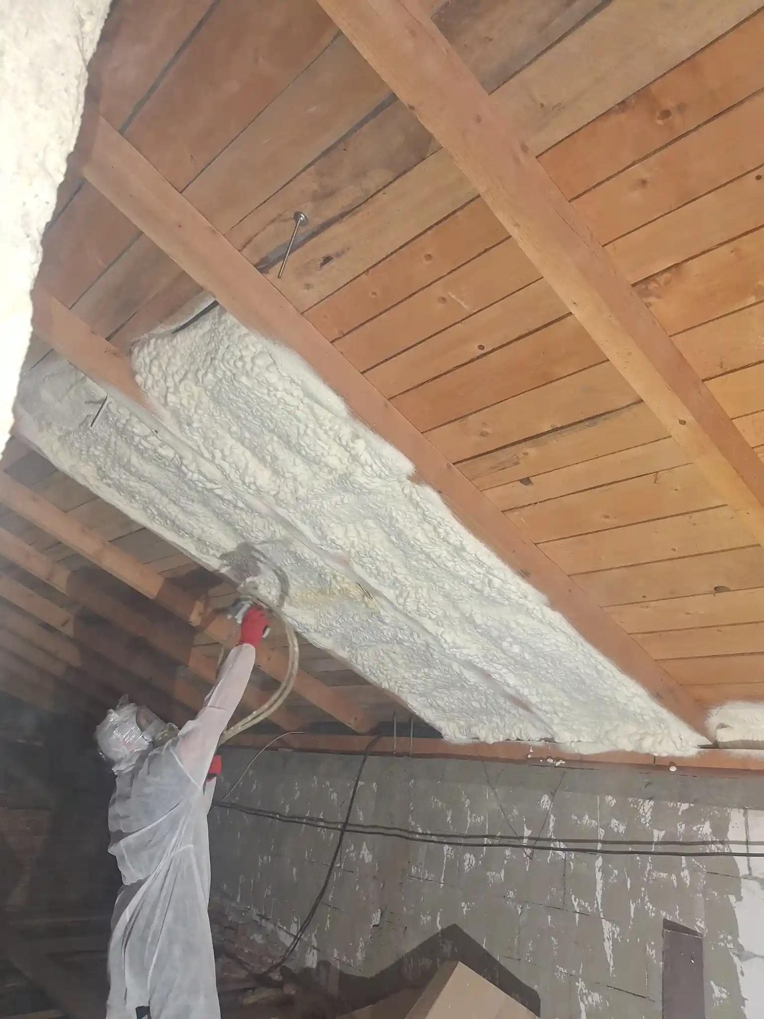 Aplicare spumă poliuretanică cu celulă deschisă pe acoperiș din lemn, izolație termică profesională realizată de Termoizolații România în Dolj