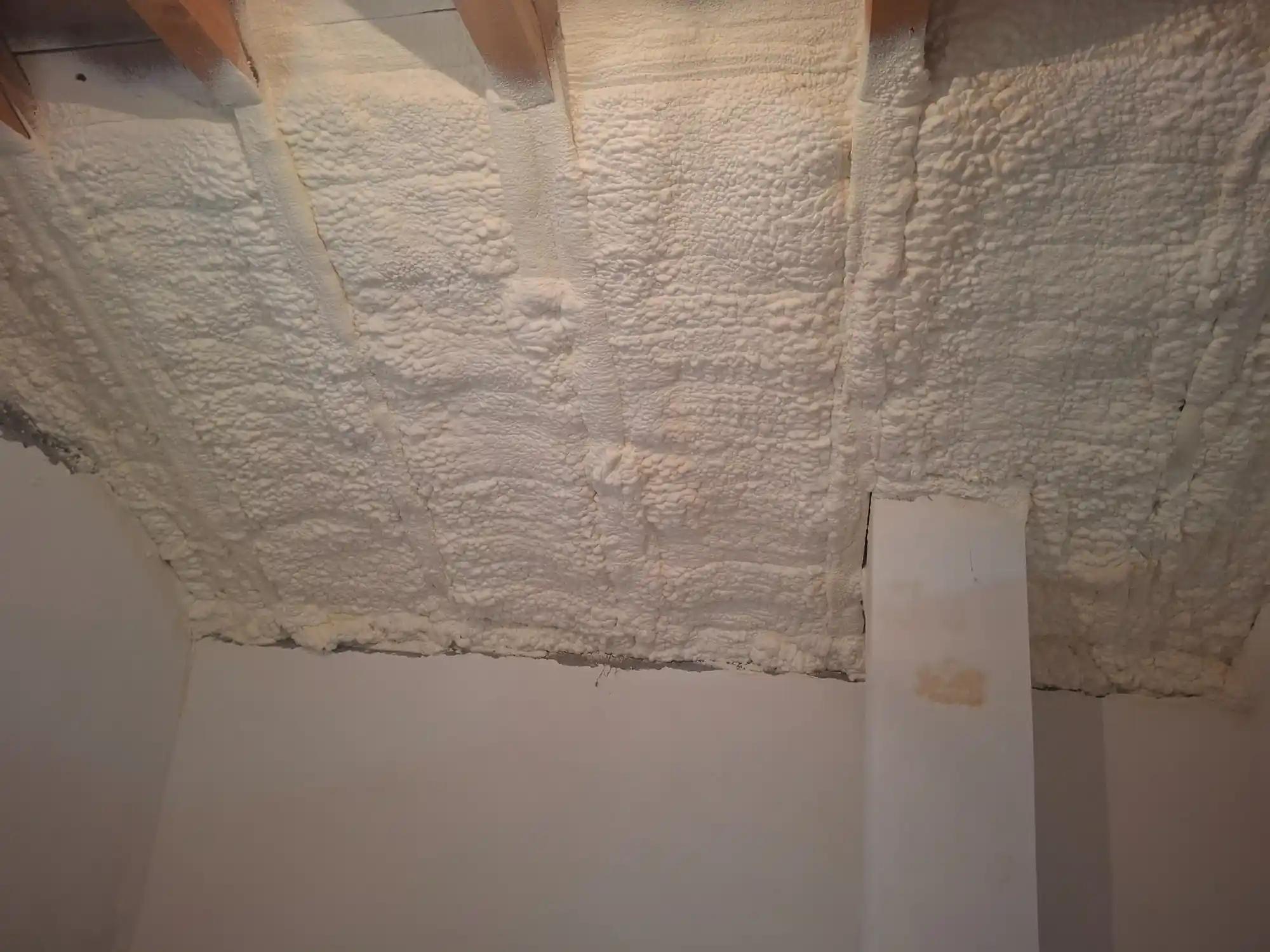 Rezultat final spumă poliuretanică în mansardă – Amărăști, Dolj