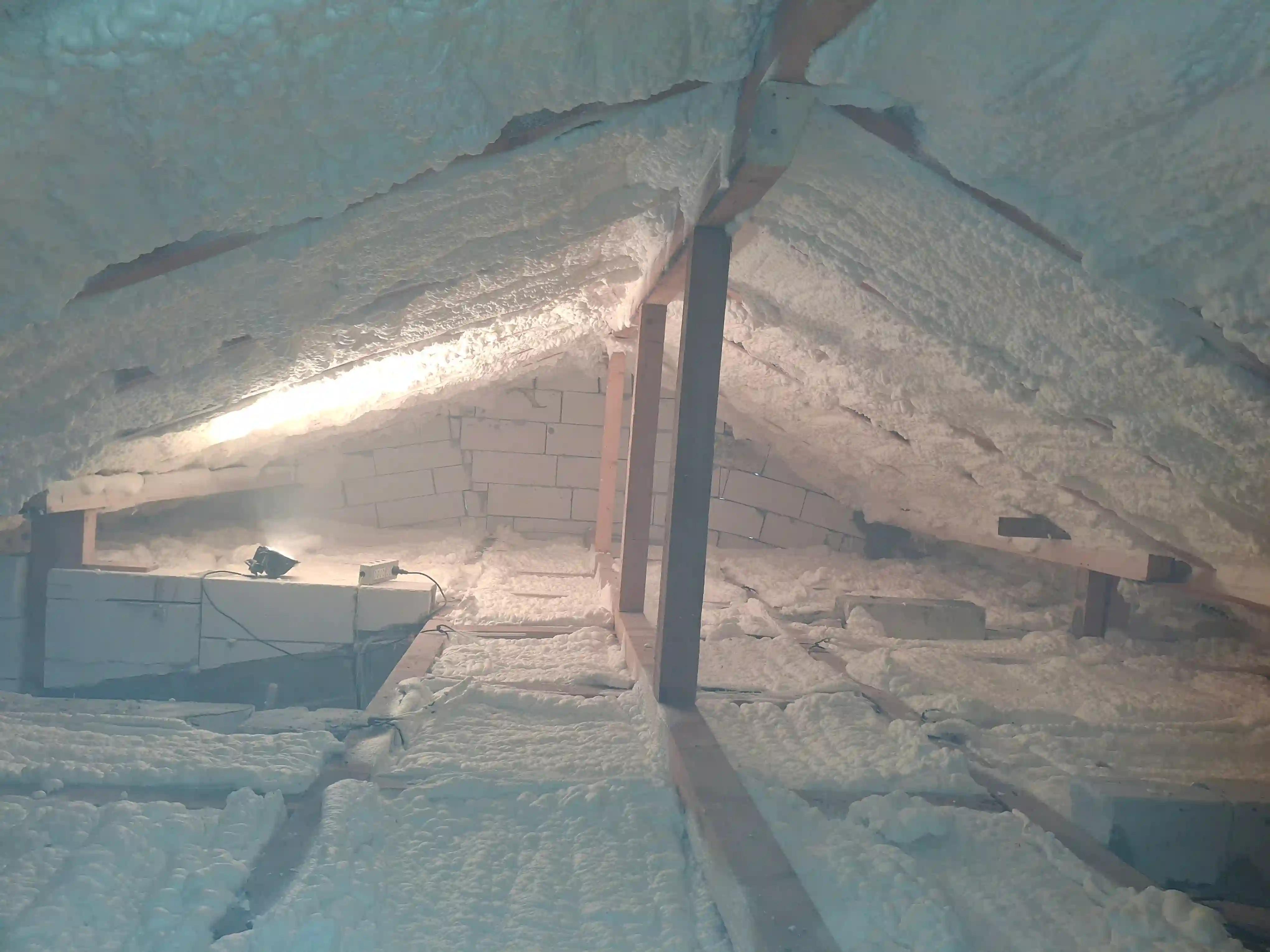 Lucrare finalizată – suprafața izolată complet cu spumă poliuretanică, vedere de ansamblu după aplicare.