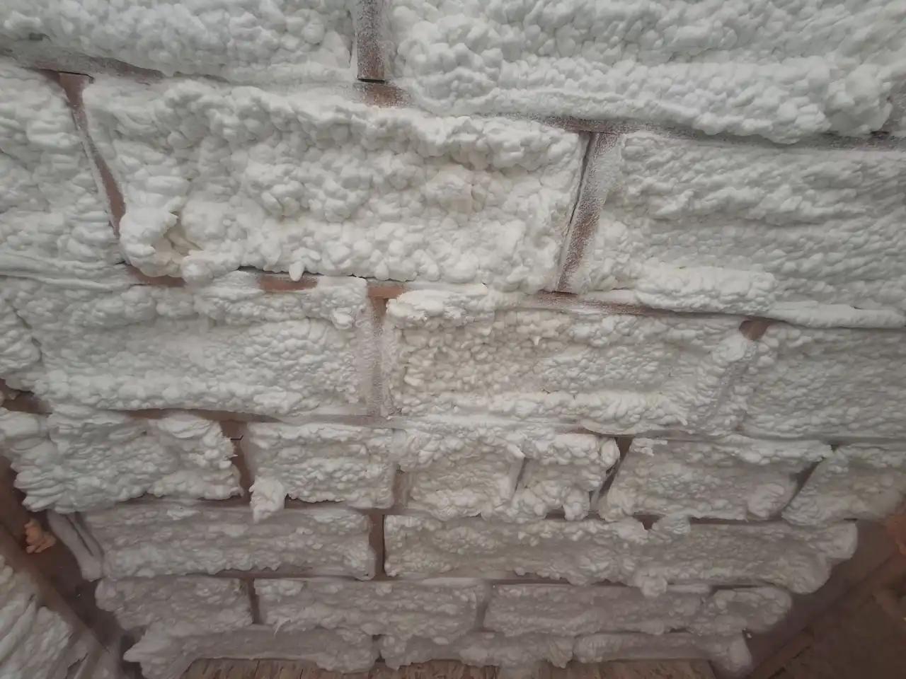 Spumă poliuretanică celulă deschisă aplicată între căpriori 15 cm