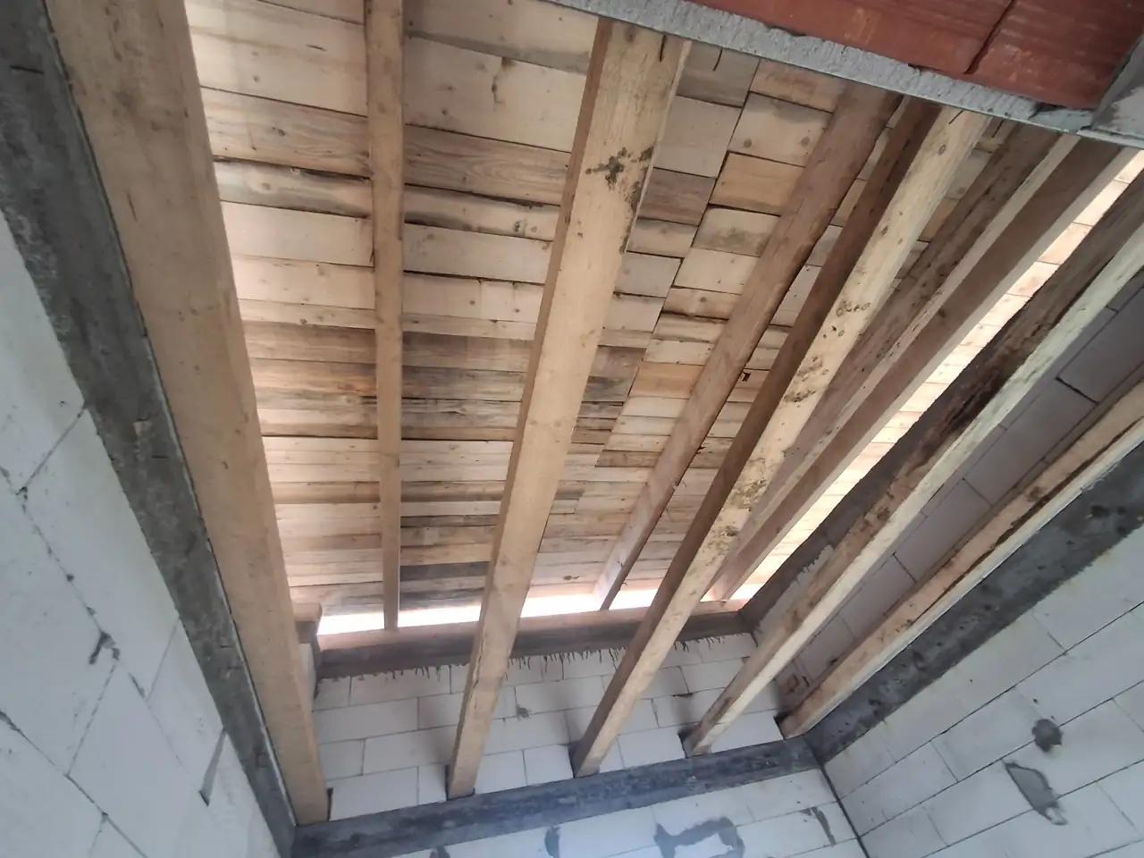 Interior acoperis din lemn neizolat inainte de spuma poliuretanica