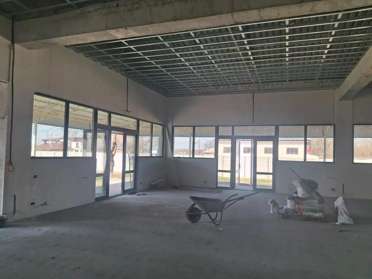 Lucrări de termoizolare cu spumă poliuretanică 5 cm într-o hală industrială de 1200 m²