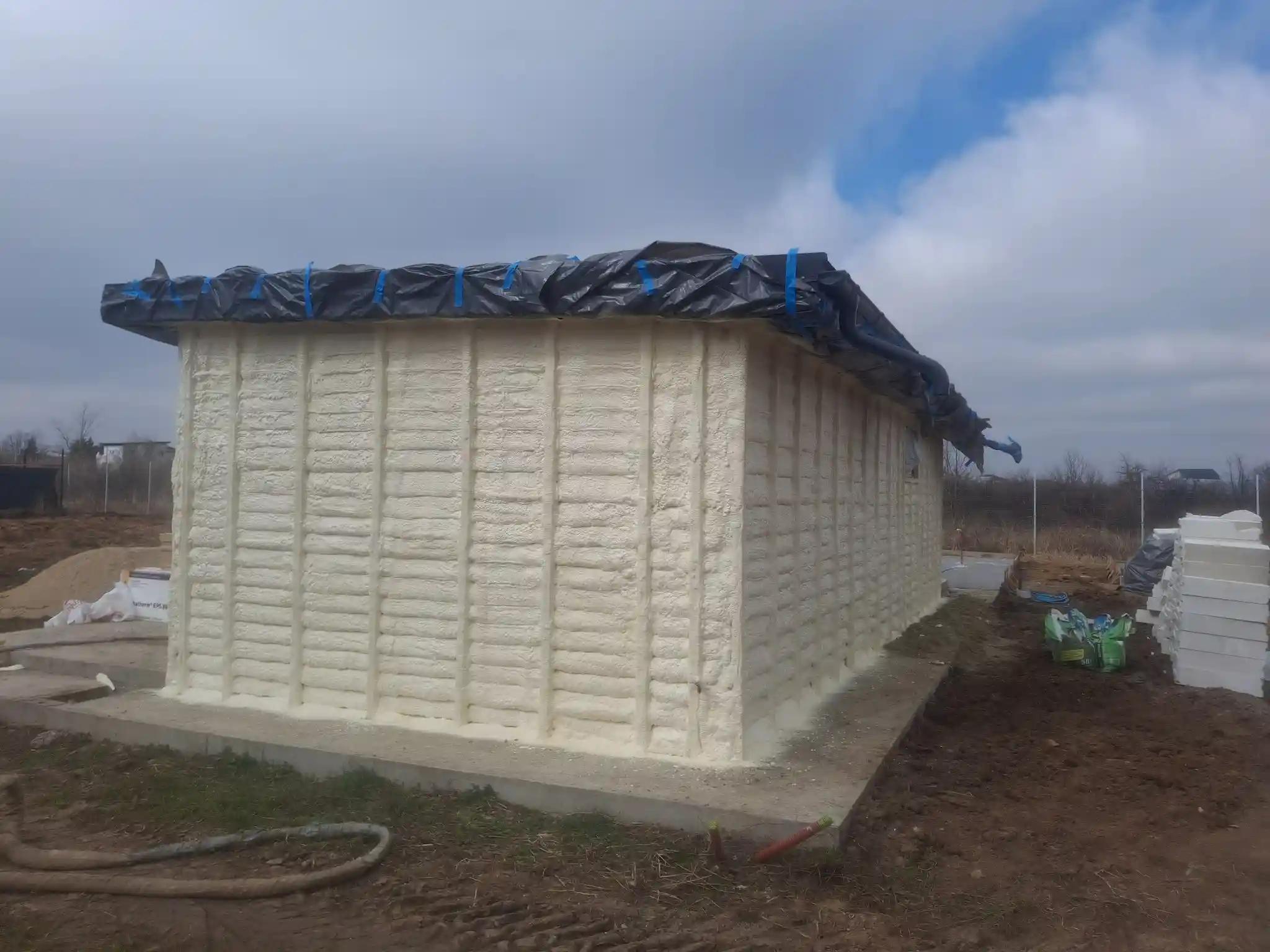 Izolație exterioară finalizată cu spumă poliuretanică, protecție termică și hidroizolație eficientă