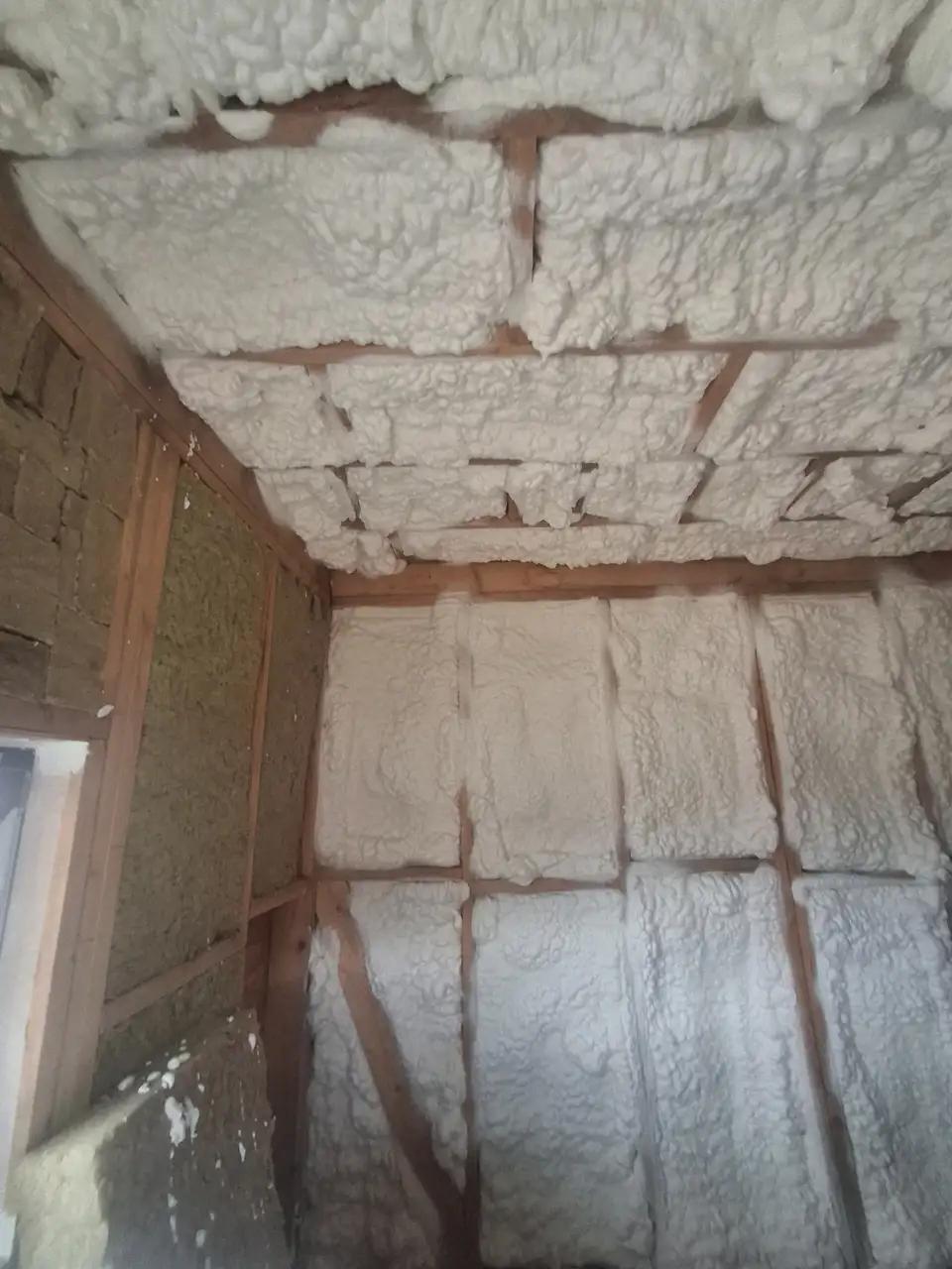 Detaliu aplicare spumă poliuretanică pe structură lemn 15 cm