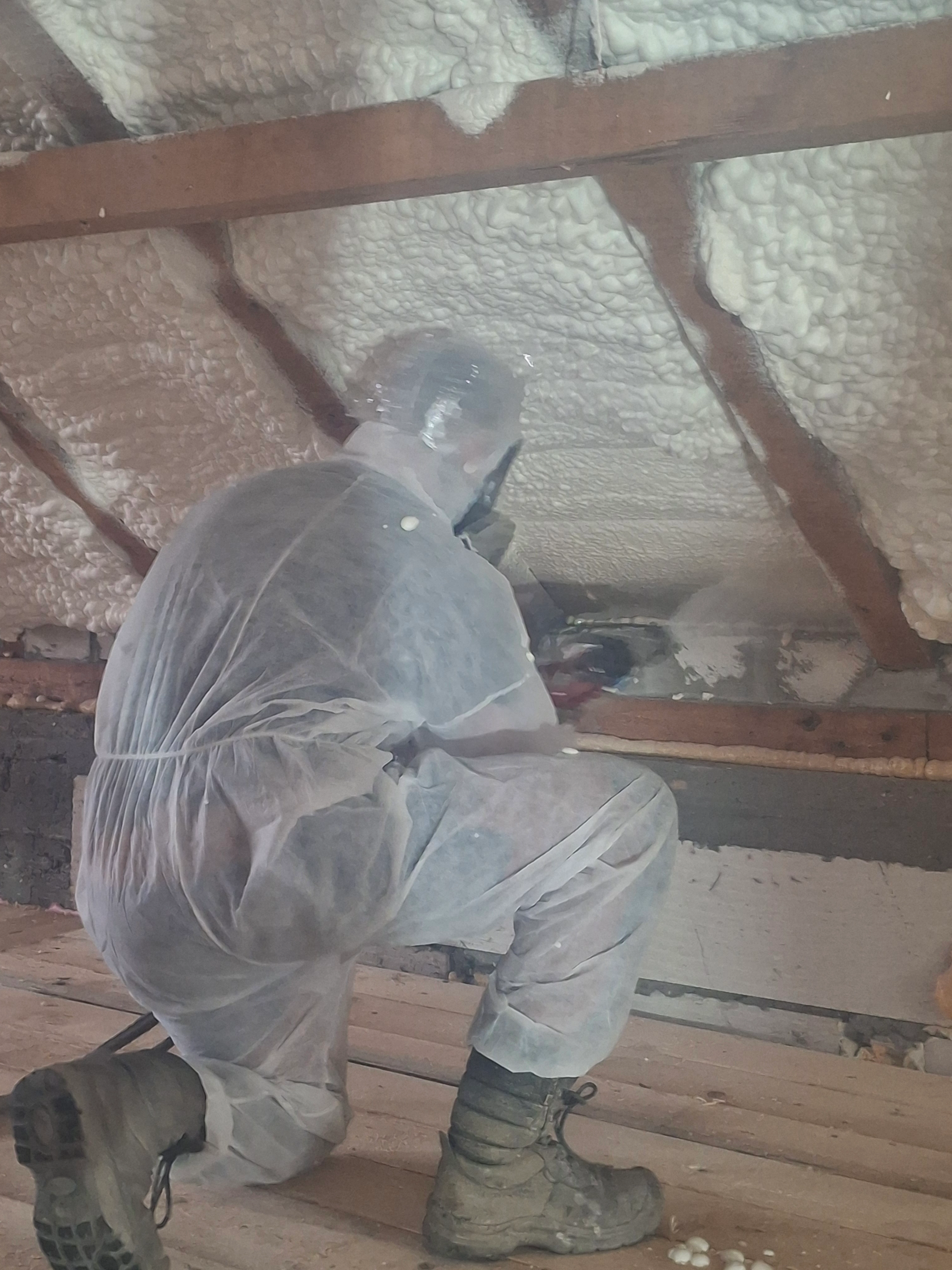 Aplicator echipat de protecție pulverizând spumă poliuretanică în pod