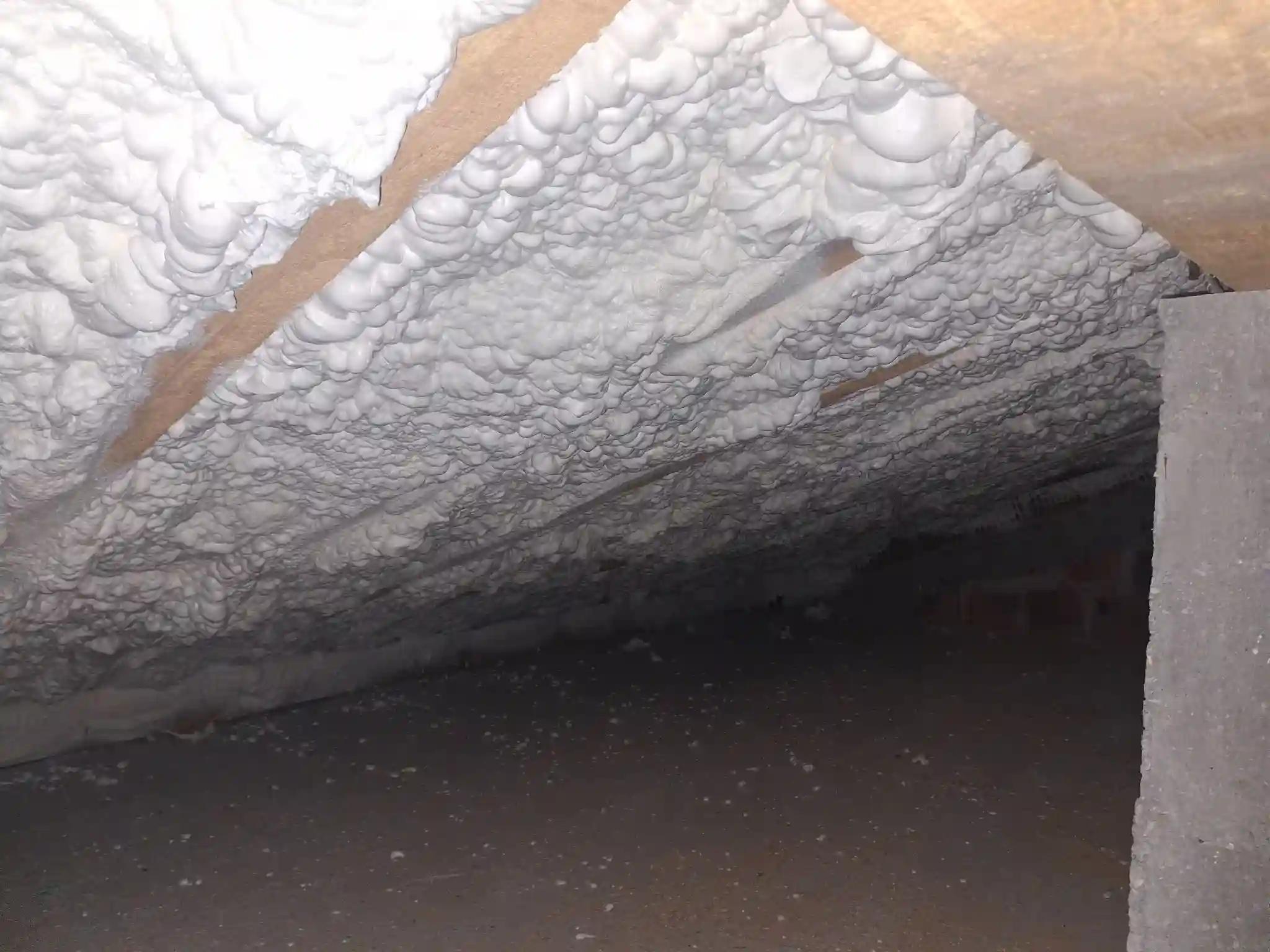 poliuretanică 15 cm aplicată între căpriori în pod necirculabil, lucrare Tg Jiu Gorj