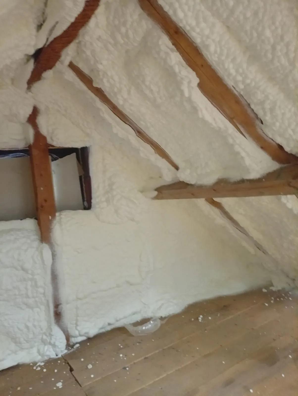 Izolație cu spumă poliuretanică cu celulă deschisă aplicată pe mansardă, strat gros pentru izolație termică eficientă a acoperișului