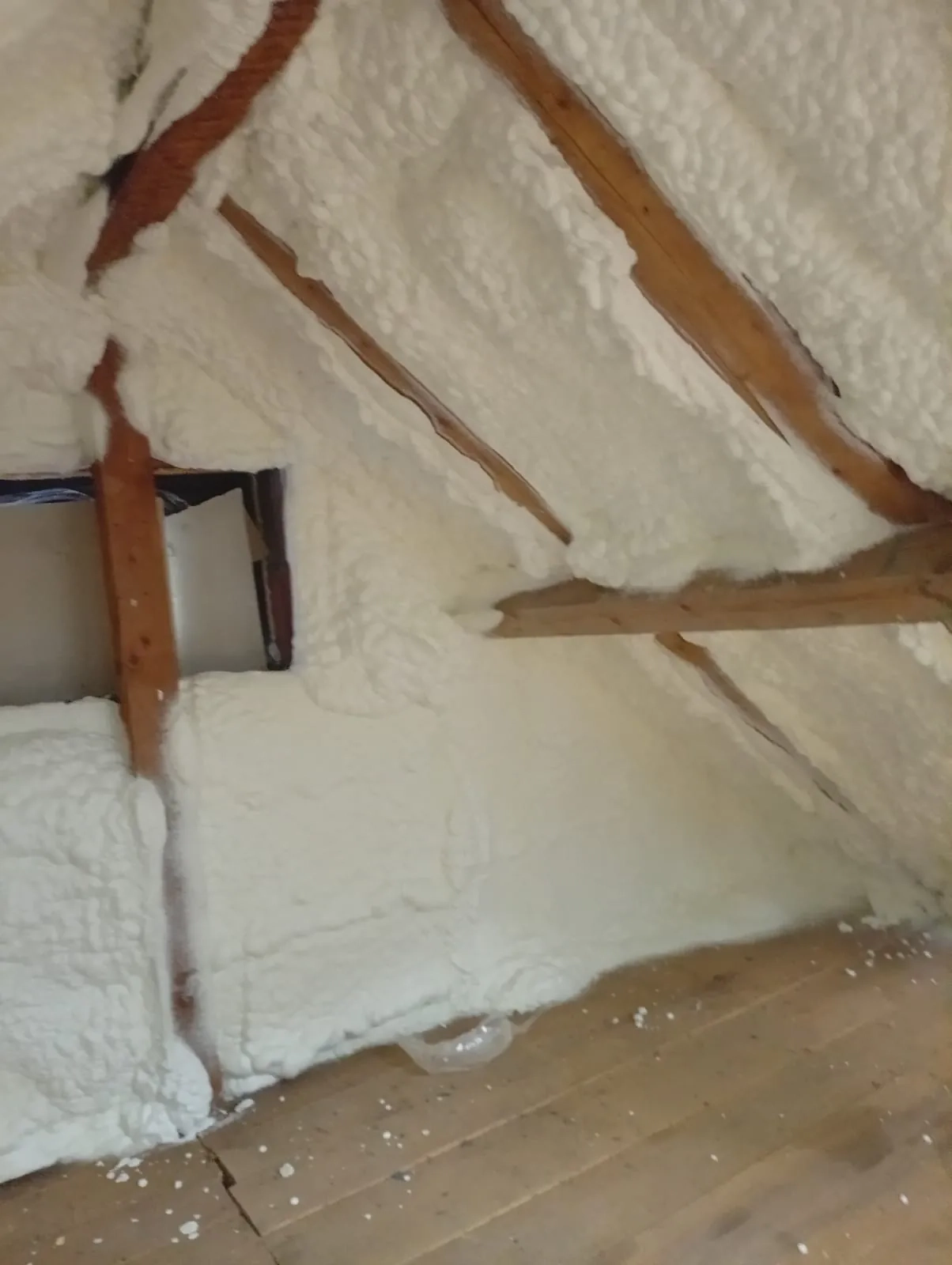 Izolație cu spumă poliuretanică cu celulă deschisă aplicată pe mansardă, strat gros pentru izolație termică eficientă a acoperișului