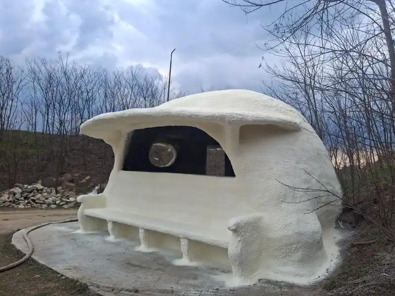 Strat de spumă poliuretanică cu celulă închisă 5 cm aplicat exterior, formă organică cu protecție termică ridicată