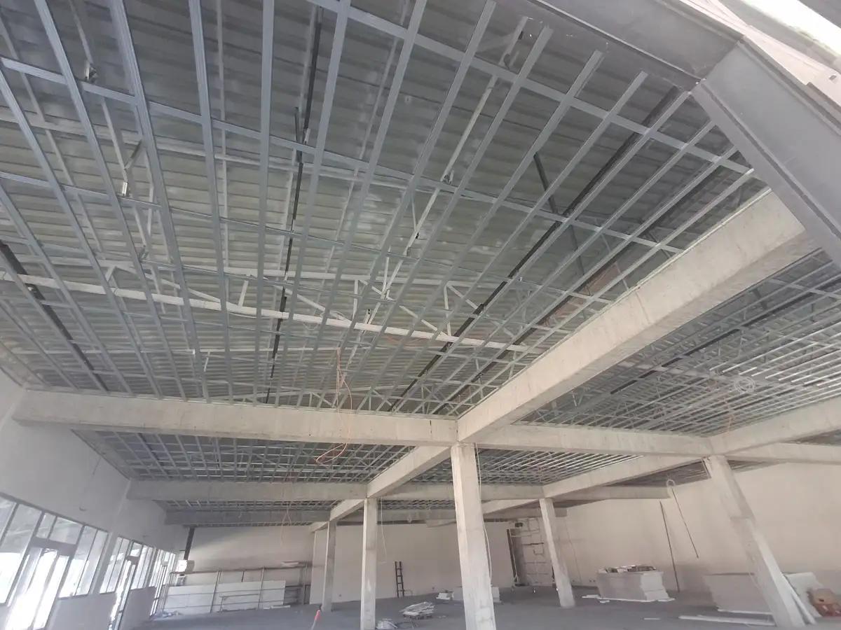 Interior hală industrială 1200 m² cu structură metalică tavan pregătită pentru izolație cu spumă poliuretanică celulă închisă 5 cm