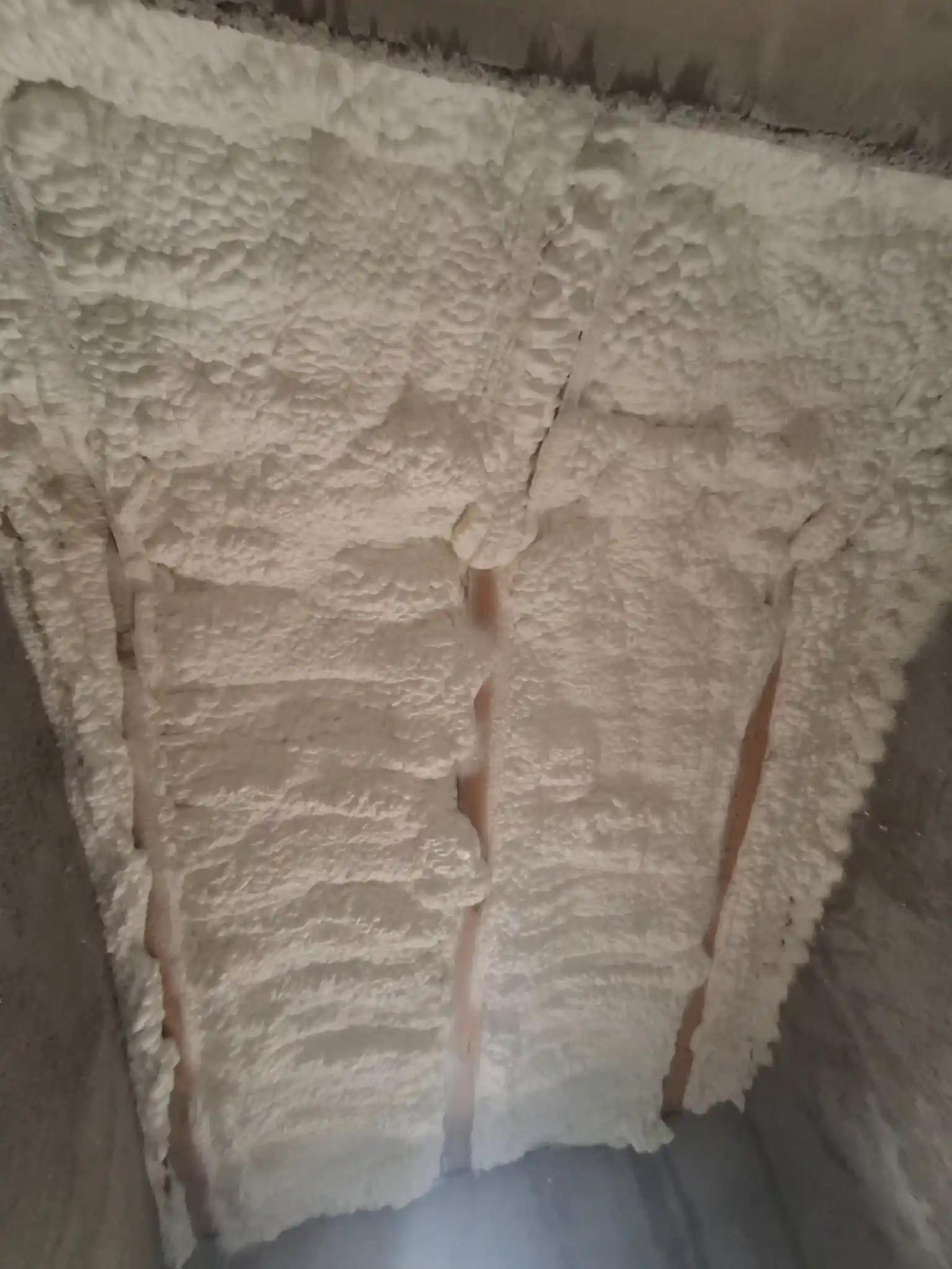 Izolație pereți mansardă cu spumă poliuretanică