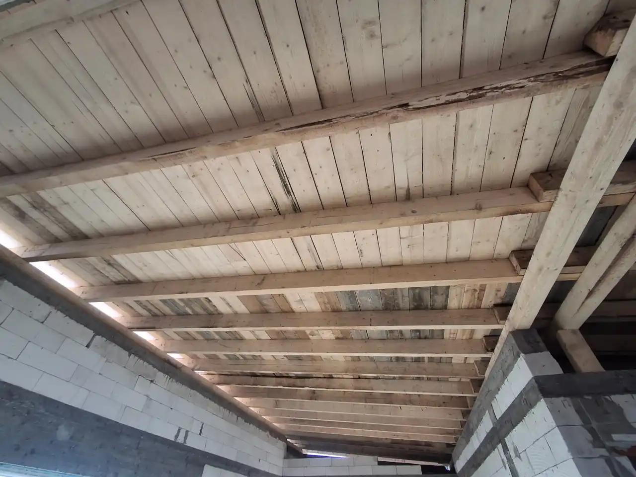 Detaliu grinzi si astereala inainte de aplicare spuma poliuretanica