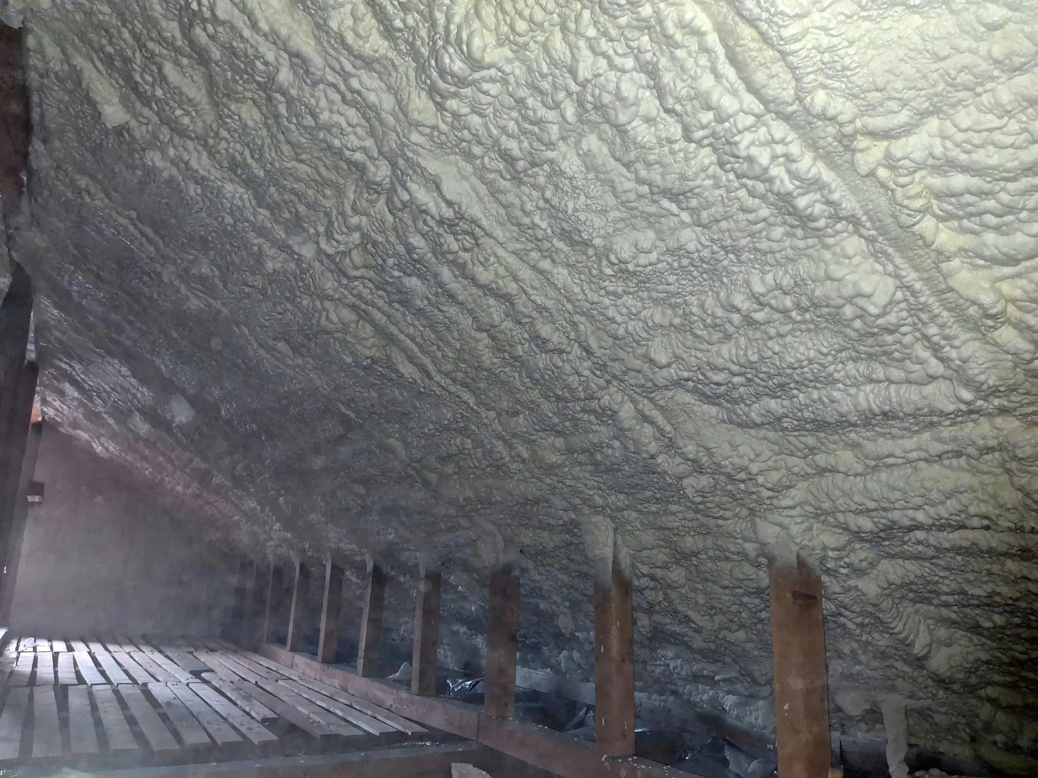 Izolație pod realizată cu spumă poliuretanică cu celulă deschisă, aplicată uniform într-o mansardă din Caineni