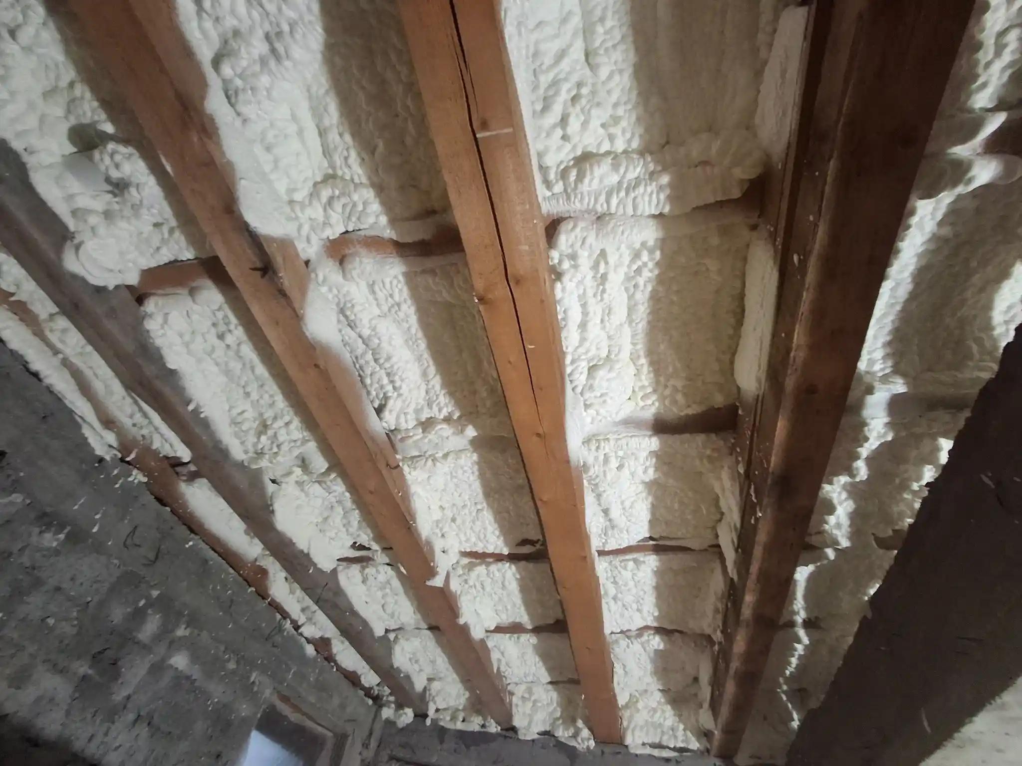 aplicare-spuma-poliuretanica-tavan-structura-lemn