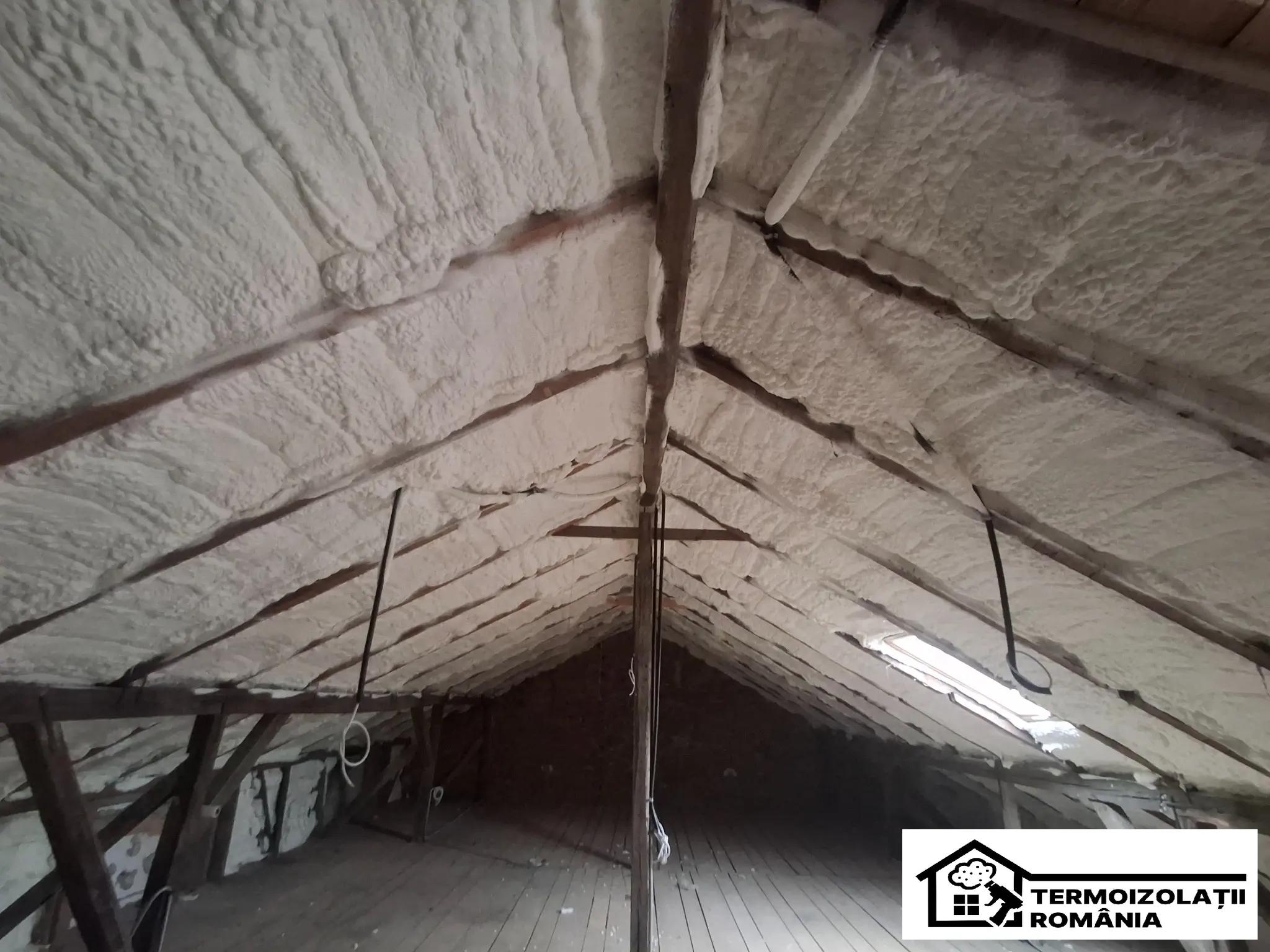 Pod izolat cu spumă poliuretanică – strat aplicat profesional pentru blocarea pierderilor de căldură și maximizarea eficienței energetice