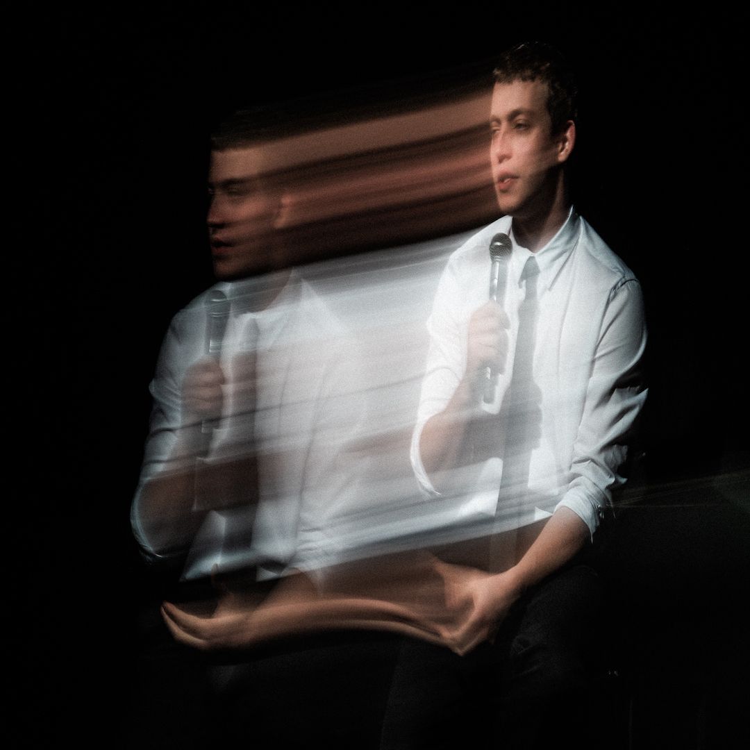 Rozmyty mężczyzna z mikrofonem