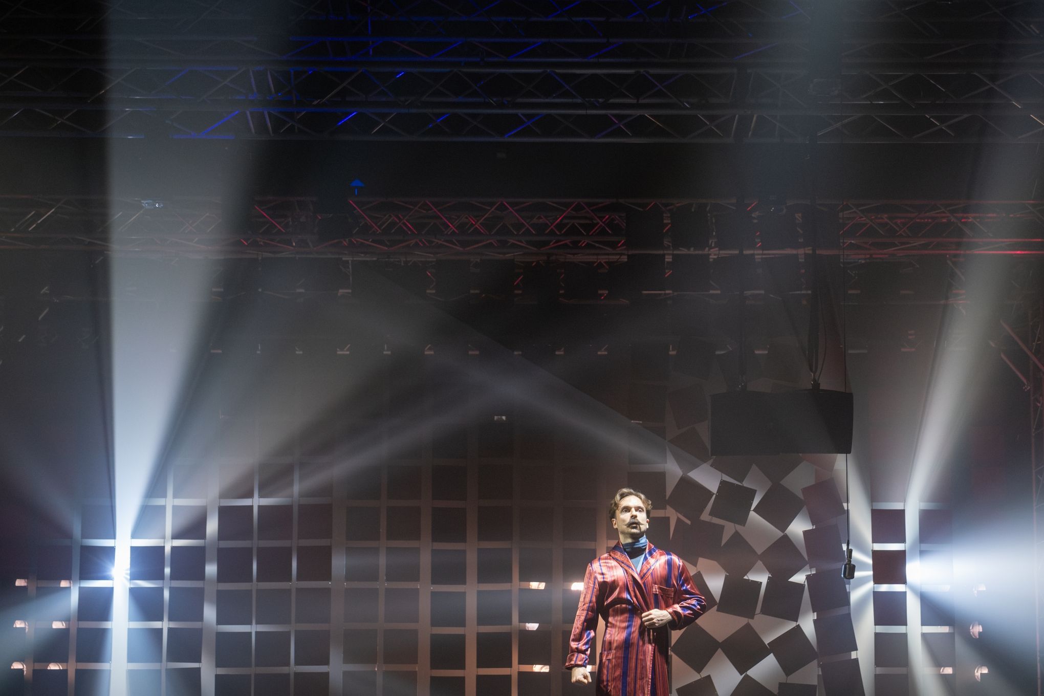 mężczyzna na tle rozproszonych świateł