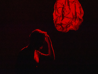 sylwetka mężczyzny w czerwonej poświecie