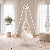 Lullaby Federwiege mit Motor in Mocca am weißen Tripod-Ständer in einem hellen Wohnzimmer (Mit KI bearbeitetes Bild)