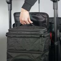 Hand hebt die schwarze Kühltasche am Griff aus der Hecktasche des SmartCruiser
