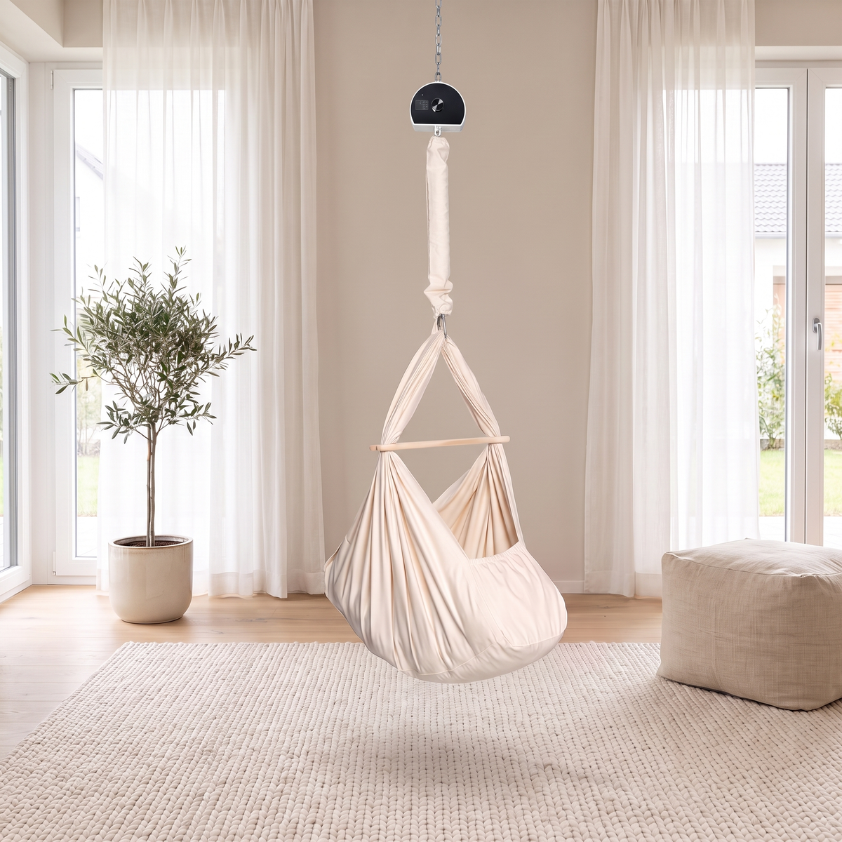 Lullaby Federwiege in Naturbeige mit schwarzem Motor an der Decke aufgehängt in einem hellen Wohnzimmer (Mit KI bearbeitetes Bild)