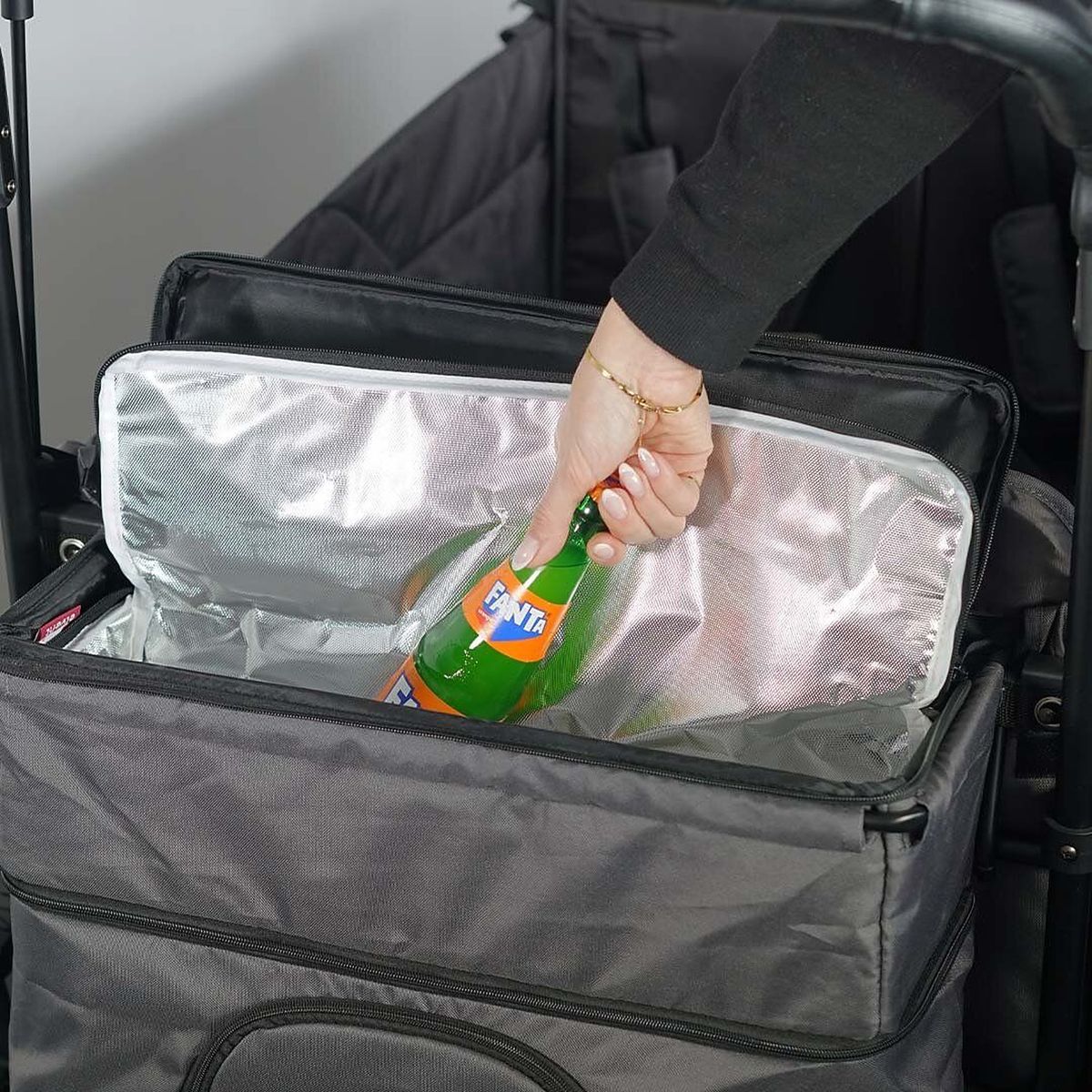 Hand mit Glasflasche am Kühleinsatz in der Hecktasche mit zwei Fächern des WagonPro Premium