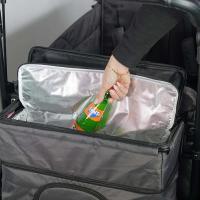 Hand mit Glasflasche am Kühleinsatz in der Hecktasche mit zwei Fächern des WagonPro Premium
