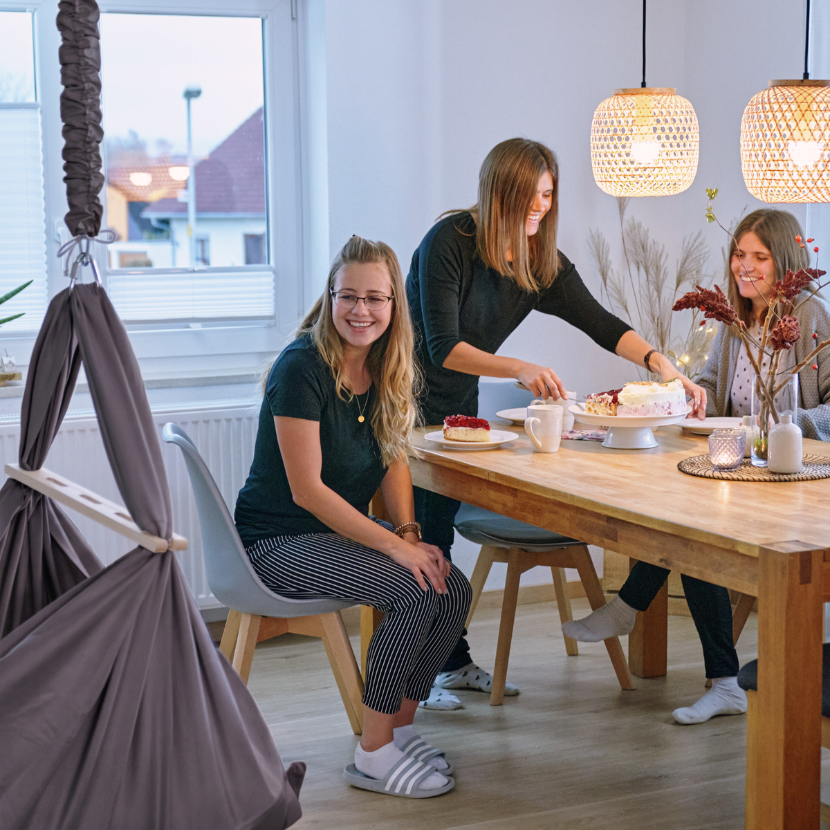 Federwiege aus Baumwolle mit Motor Mocca inkl. Deckenbefestigung (Bild 2) (Mit KI bearbeitetes Bild)
