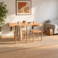 Wandklapptisch 160 cm aus Buche-Multiplex mit anthrazitfarbenen Stahlarmen, aufgeklappt im Wohnzimmer mit zwei Stühlen (KI-generiertes Bild)