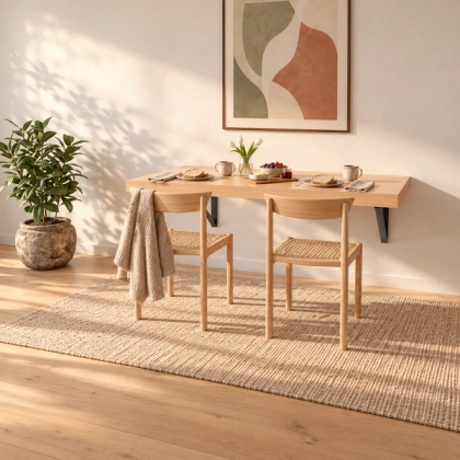 Aufgeklappter Wandklapptisch aus Buche-Multiplex mit Frühstück und zwei Stühlen im Wohnzimmer (KI-generiertes Bild)