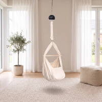 Naturbeige Lullaby Federwiege mit schwarzem Motor an der Zimmerdecke in einem hellen Wohnzimmer (Mit KI bearbeitetes Bild)