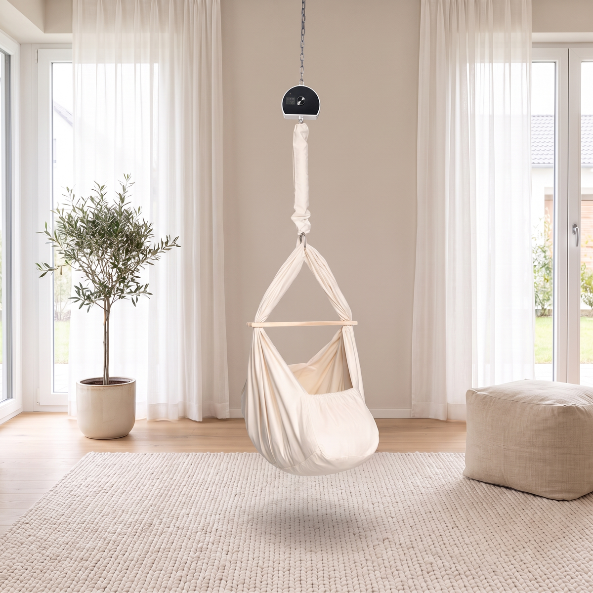 Naturbeige Lullaby Federwiege mit schwarzem Motor an der Zimmerdecke in einem hellen Wohnzimmer (Mit KI bearbeitetes Bild)