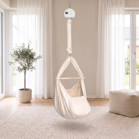 Naturbeige Lullaby Federwiege mit Motor in Mocca an der Zimmerdecke in einem hellen Wohnzimmer (Mit KI bearbeitetes Bild)