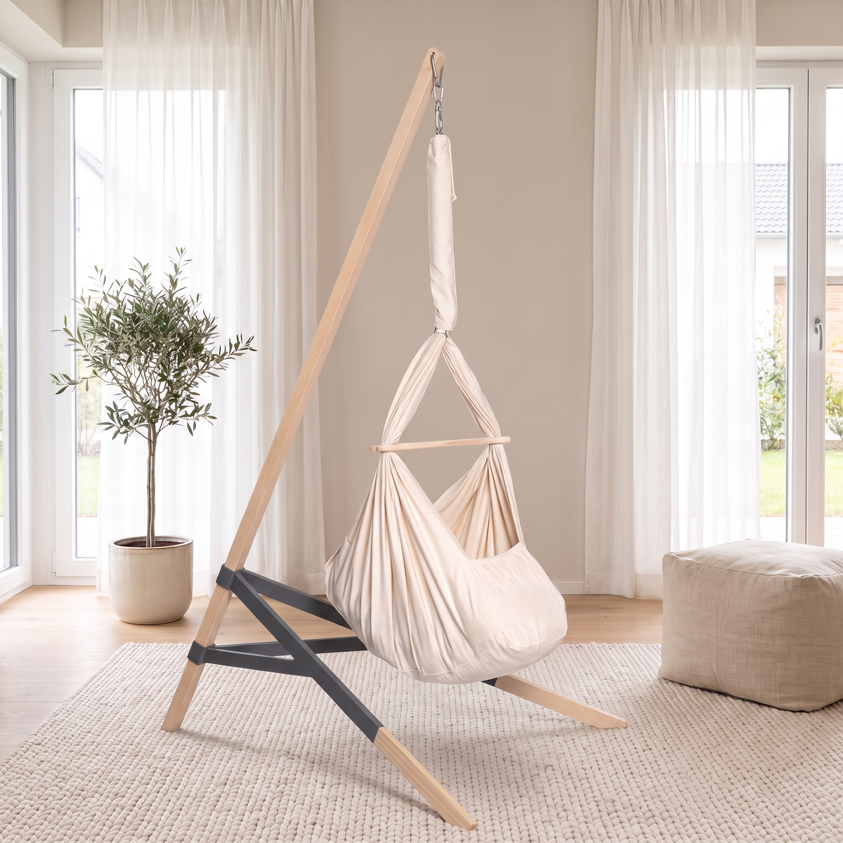 Lullaby Federwiege in Naturbeige am Holzständer ohne Motor in einem hellen Wohnzimmer (Mit KI bearbeitetes Bild)