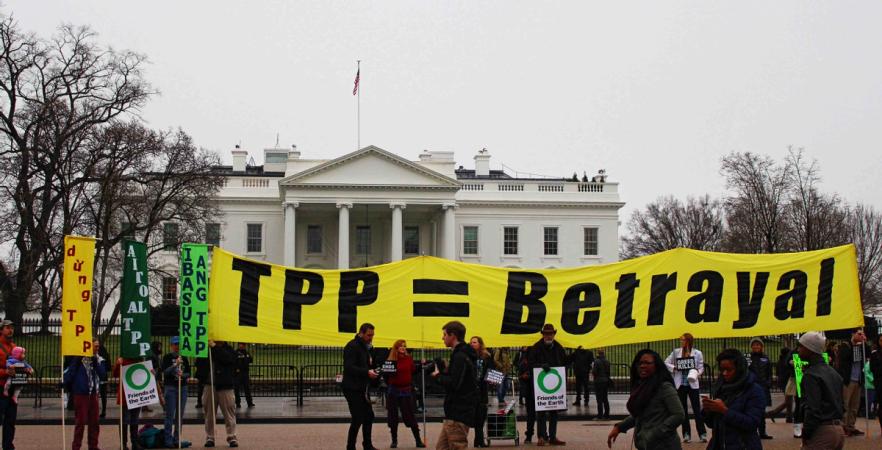 protest against trade deal outside white house