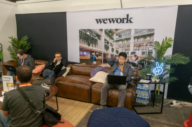 travailleurs dans une salle partagée au sein d’un espace de coworking WeWork