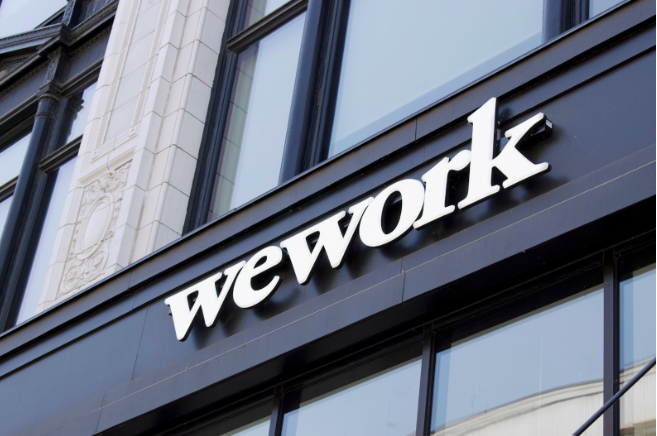 enseigne WeWork sur un immeuble dédié au coworking