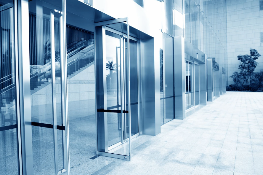 Façade en verre et entrée d’un immeuble de bureaux à Paris