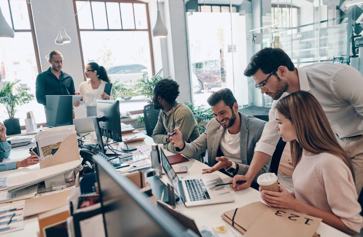 collaborateurs qui travaillent en équipe dans des bureaux ouverts
