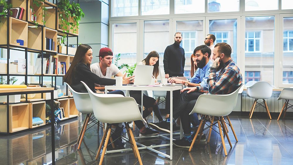 collaborateurs d’une start-up en réunion d’équipe dans leurs bureaux
