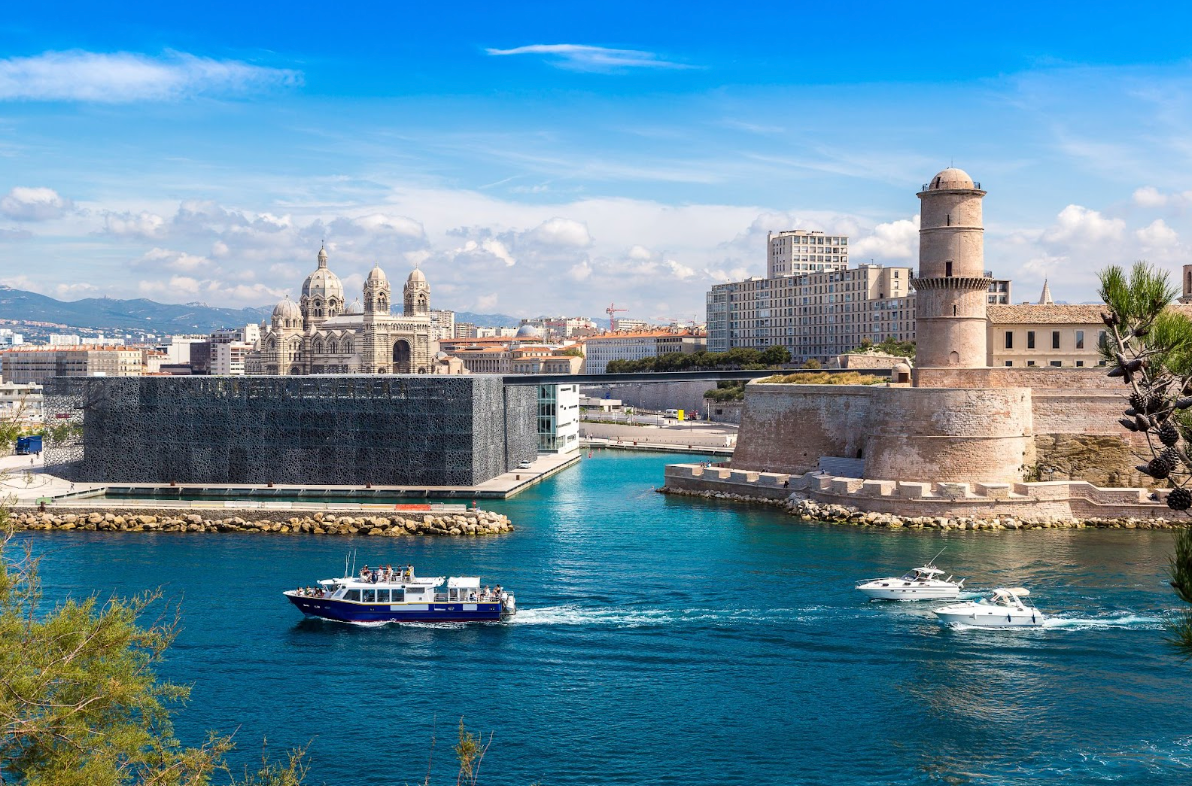 Vue sur le château de Saint-Jean et sur le port de Marseille