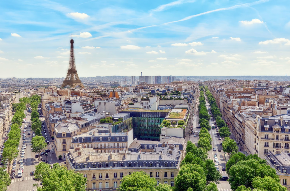 vue aérienne de la capitale française Paris avec Tour Eiffel en arrière-plan