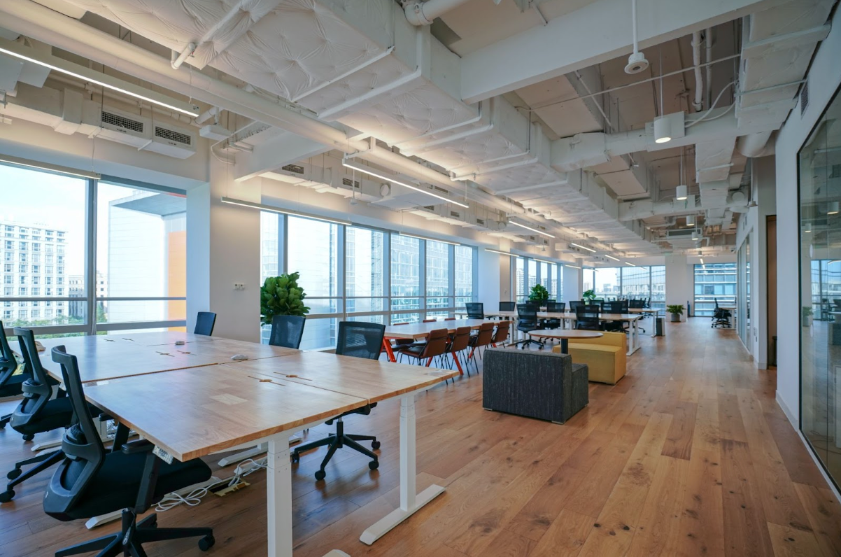 grand bureau en open space dans un immeuble en location