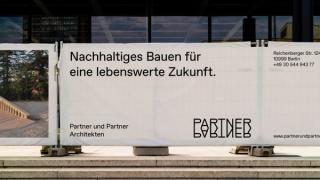 Construction fence with banner from Partner und Partner Architektur