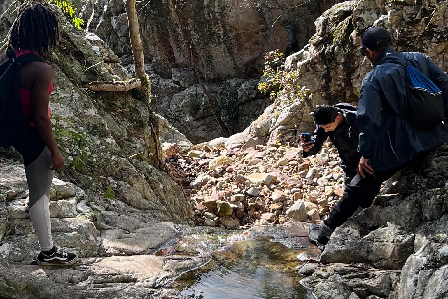 Greville_hikers_gorge_creek
