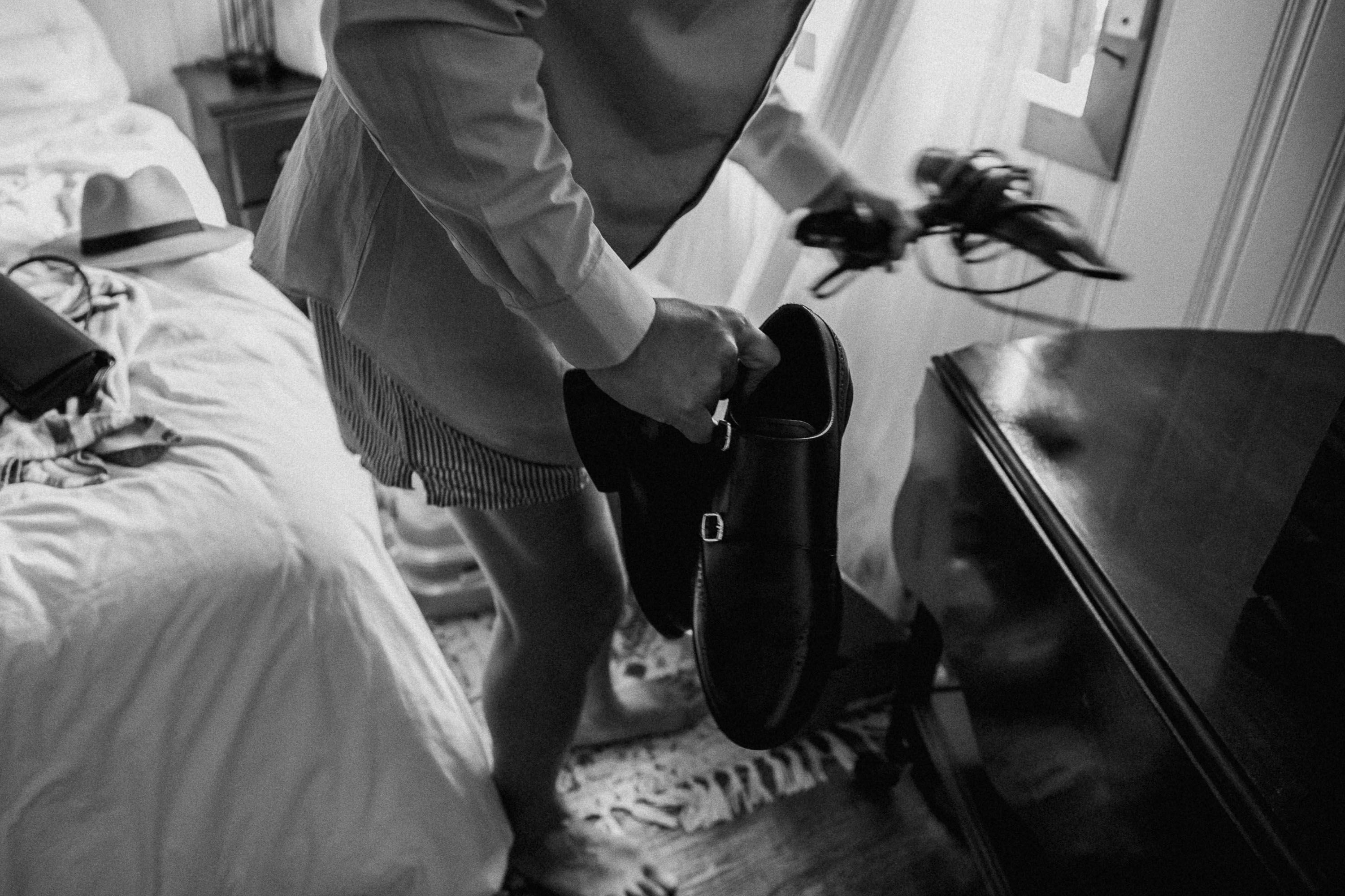 Wedding day timeline with a getting ready moment