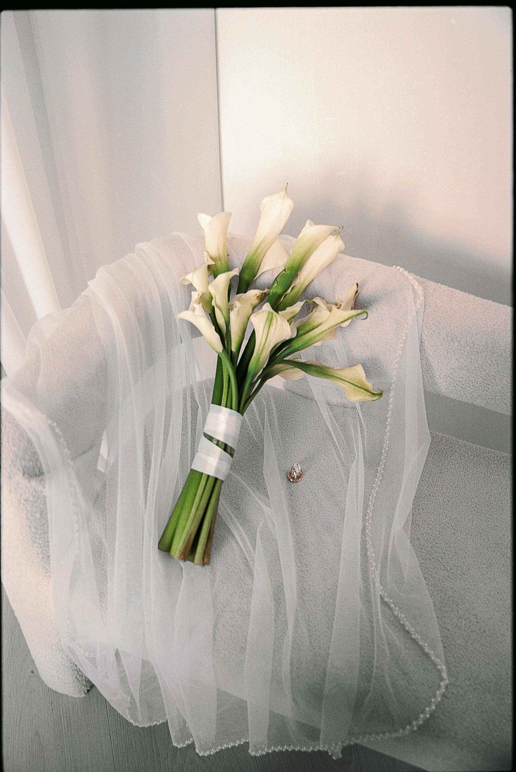 Documentary wedding photo sessopm with quiet portrait moments