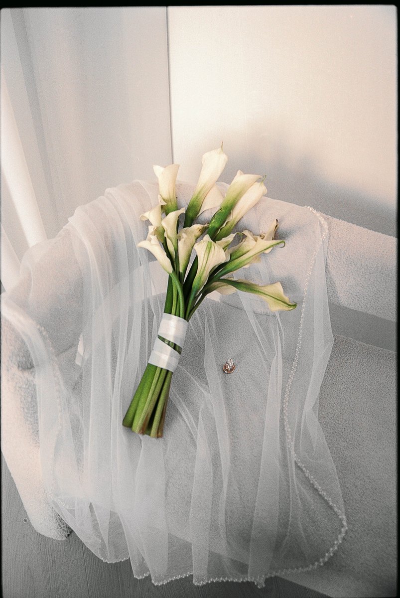 Documentary wedding photo sessopm with quiet portrait moments