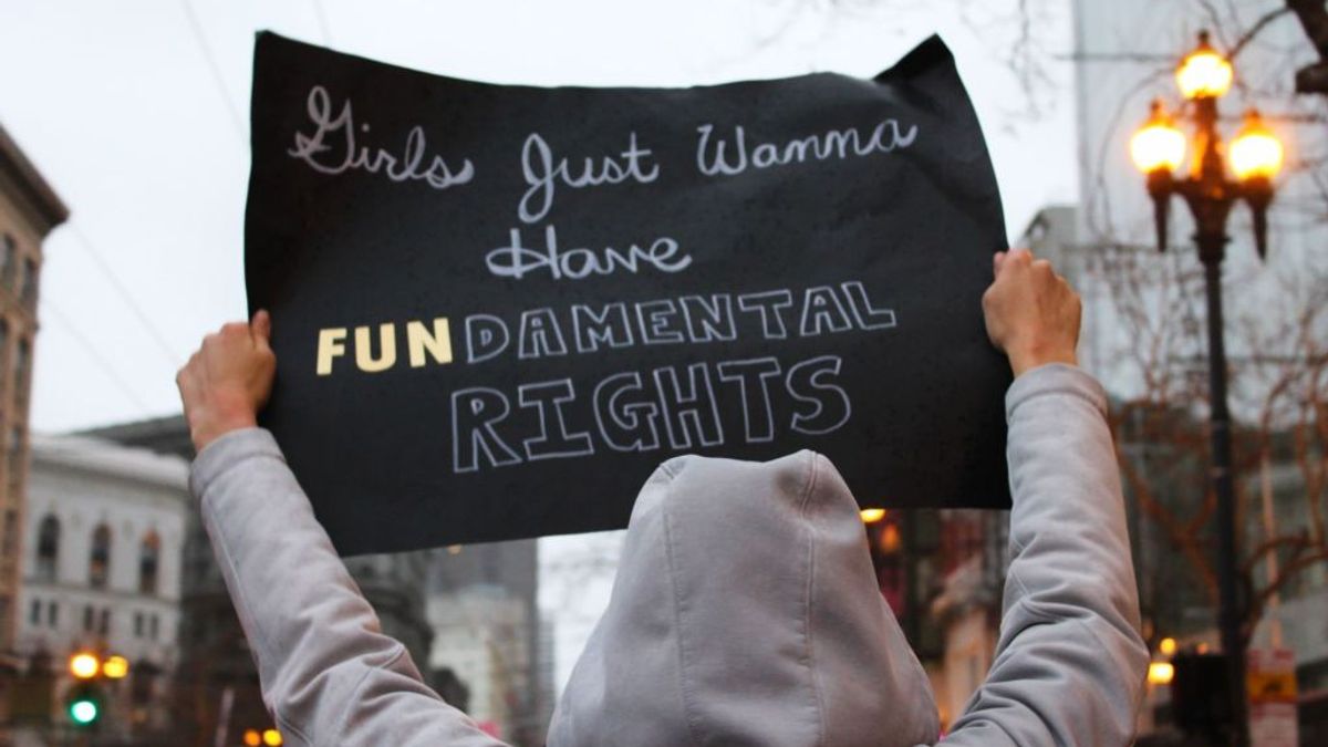 demonstranter med palycard skrevet grunnleggende rettigheter