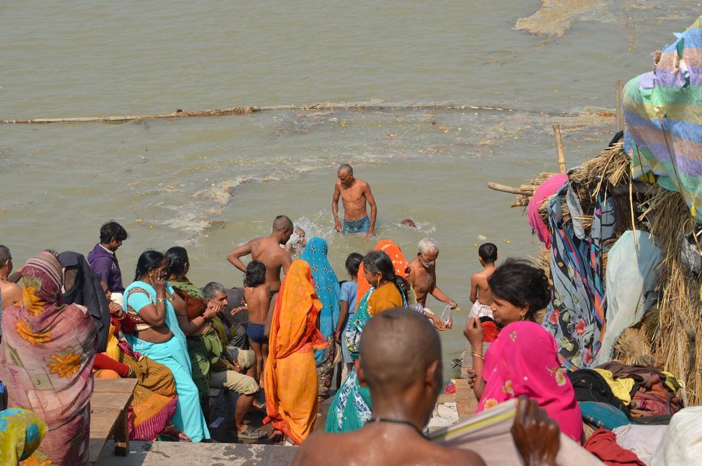 Bading i elven Sarayu tenkes å rense for moralsk urenhet. Ifølge en fortellingstradisjon fra Ayodhya må til og med helligstedet Prayag, som er der hinduismens største badefestival arrangeres, dra en gang i året til Ayodhya for å rense av seg all oppsamlet moralsk urenhet i elven Sarayu